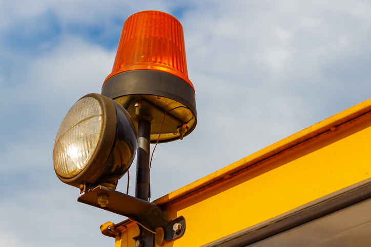 roterande varningsljus/saftblandare på en gul traktor